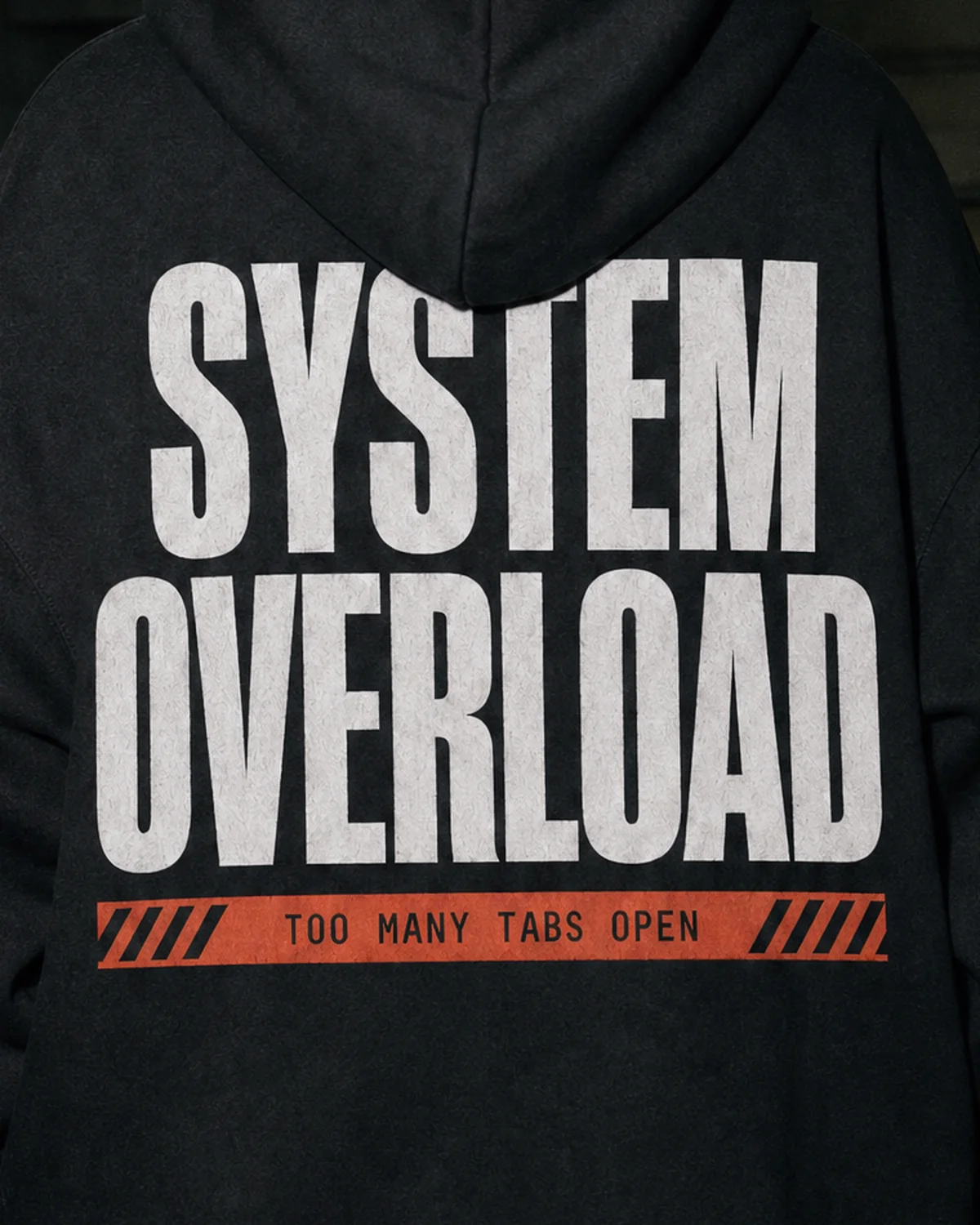 Nahaufnahme des Prints auf dem System Overload Hoodie