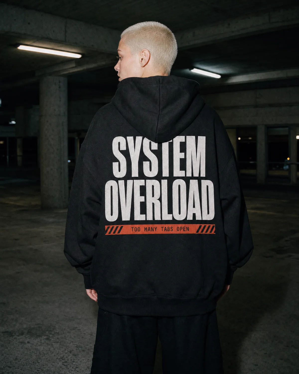 Model im System Overload Hoodie in Schwarz, Rückansicht