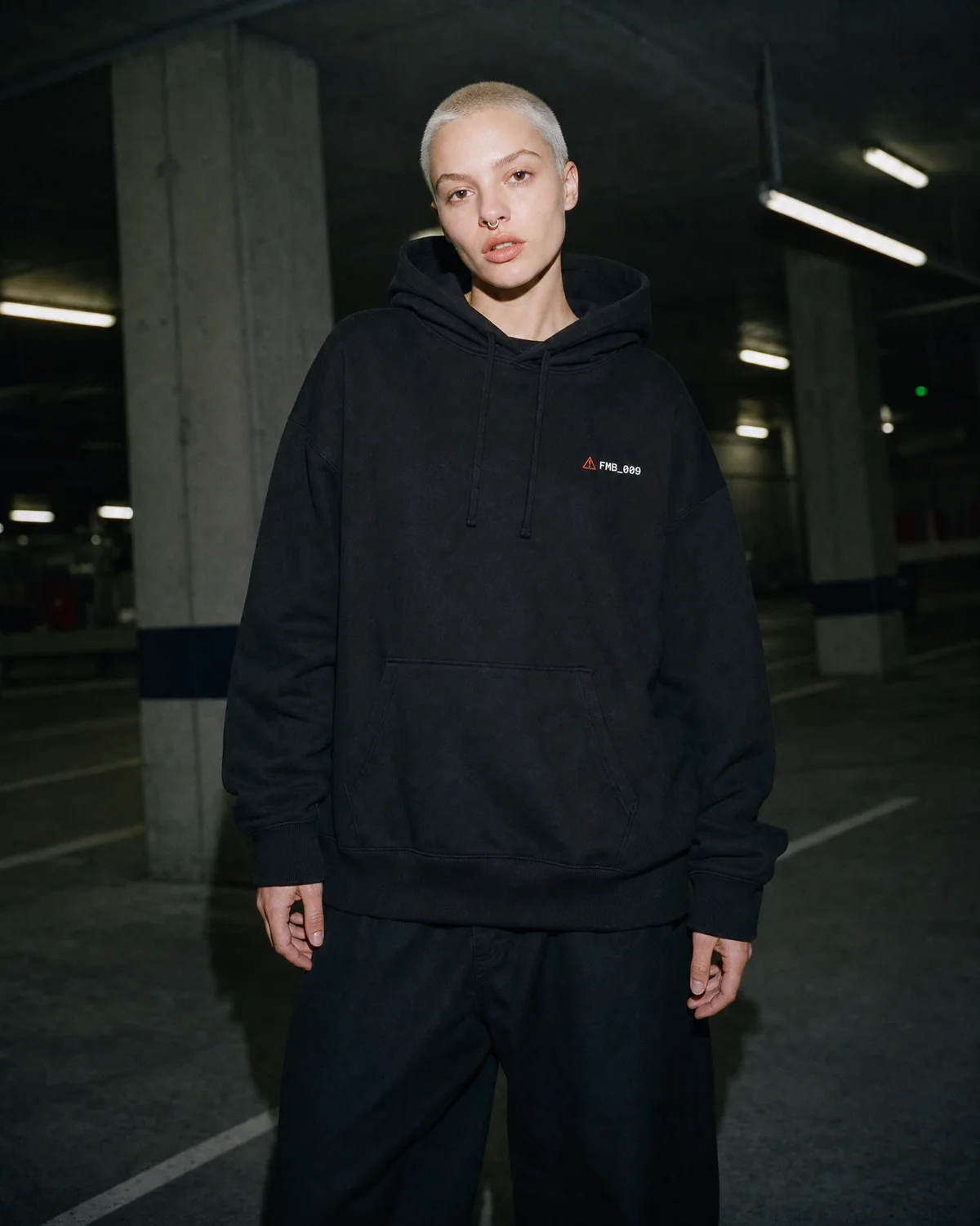 Model im System Overload Hoodie in Schwarz, Vorderansicht